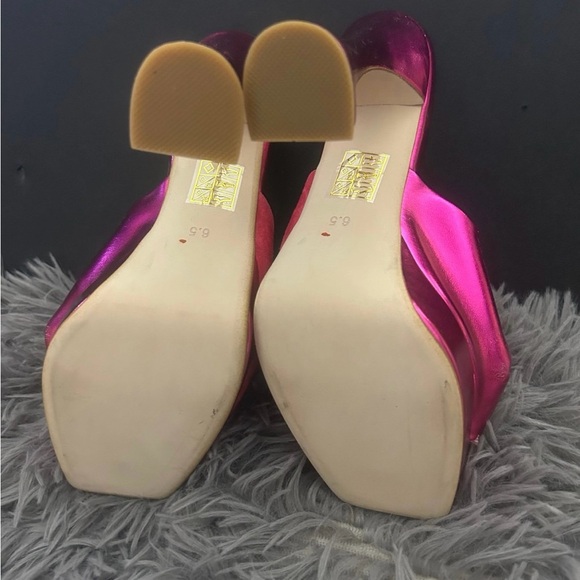 New! Jeffrey Campbell Free People
From Collection of Luna Metallic
Size 6 1/2 - Picture 6 of 10